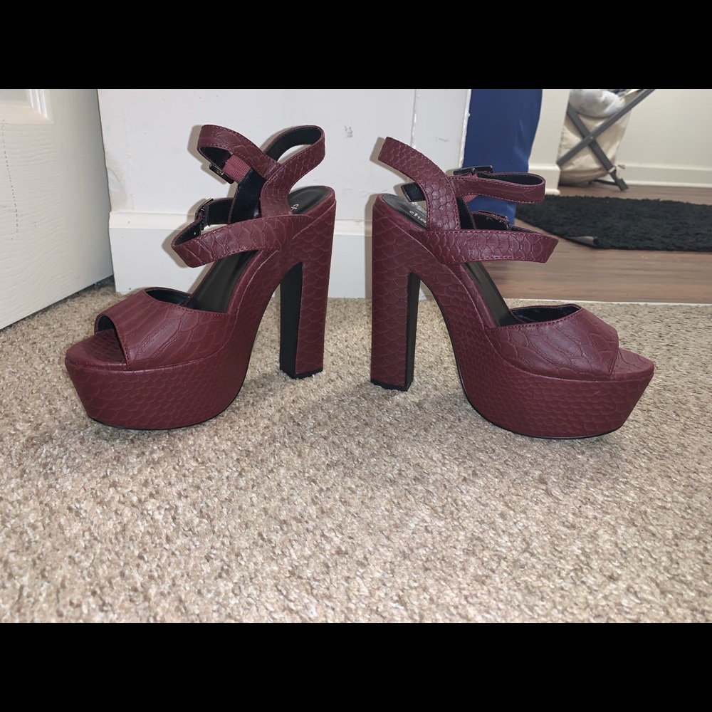 Charlotte Ruse size 6 heels